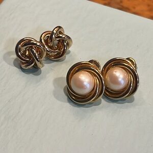 013.et of two Gold tone  vintage knot style stud earrings pierced pearl Marvella